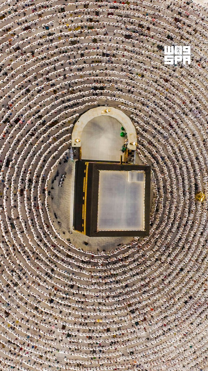 تراص صفوف المصلين في لوحة روحانية مهيبة بجوار #الكعبة.