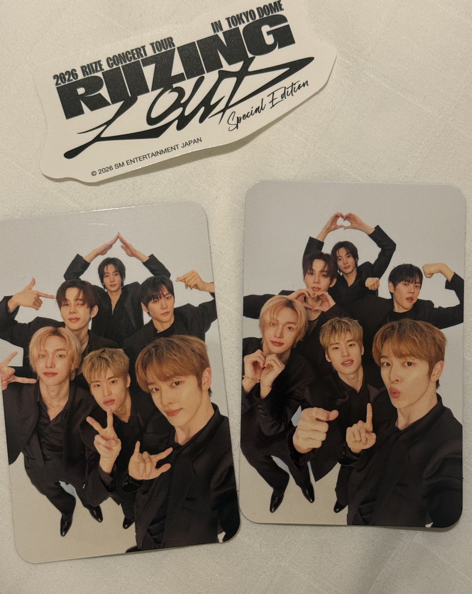 アプグレ特典のトレカ裏に日付刻まれてるしトレカも柄違うから明日のも