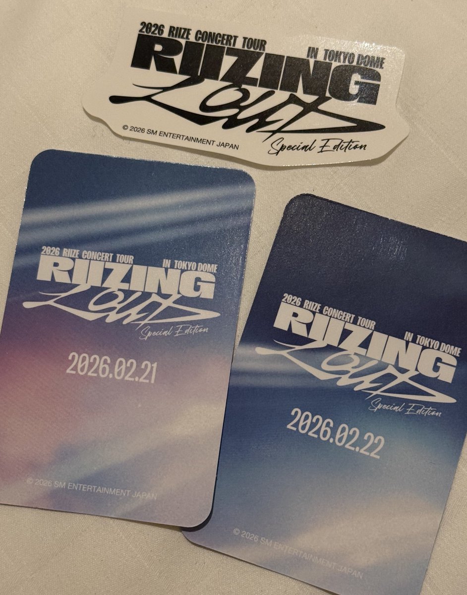 アプグレ特典のトレカ裏に日付刻まれてるしトレカも柄違うから明日のも