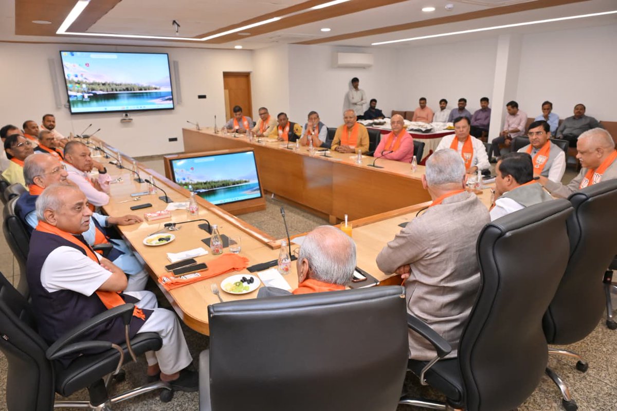 માનનીય રાષ્ટ્રીય અધ્યક્ષ શ્રી <a href="/NitinNabin/">Nitin Nabin</a> જીએ આજે અમદાવાદ ખાતે ગુજરાતના વરિષ્ઠ કાર્યકર્તાઓ સાથે બેઠક કરી અને તેમના સૂચનો સાંભળ્યા. 

આ બેઠકમાં પ્રદેશ અધ્યક્ષ શ્રી <a href="/iJagdishBJP/">Jagdish Vishwakarma</a> , રાષ્ટ્રીય સંગઠન મહામંત્રી શ્રી <a href="/blsanthosh/">B L Santhosh</a> જી, પ્રદેશ સંગઠન મહામંત્રી શ્રી <a href="/ratnakar273/">Ratnakar</a> જી સહિત