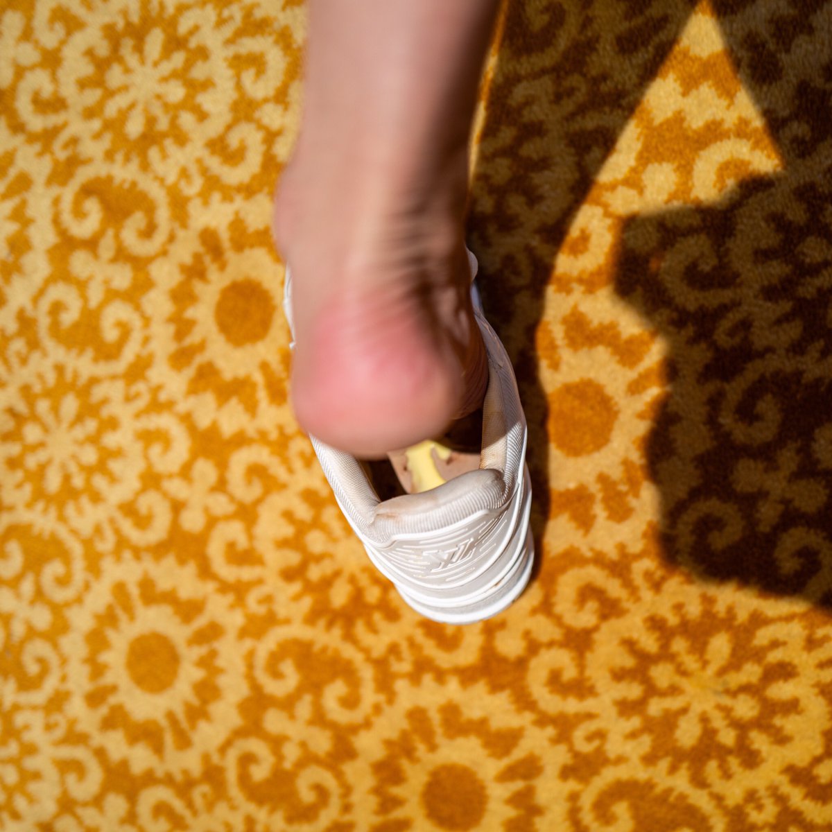 serenex_uk's tweet image. 被男票嫌弃LV的小白鞋里面不够黄～

于是被惩罚倒上满满的蒜香酱汁～

光脚穿进去黏糊糊油腻腻的呀～

#LV #路易威登 #Trainer #小白鞋 #球鞋 #运动鞋 #棉袜 #白袜 #惩罚 #反差 #毁鞋 #玩鞋 #虐鞋 #白富美 #富家女 #羞辱 #羞耻