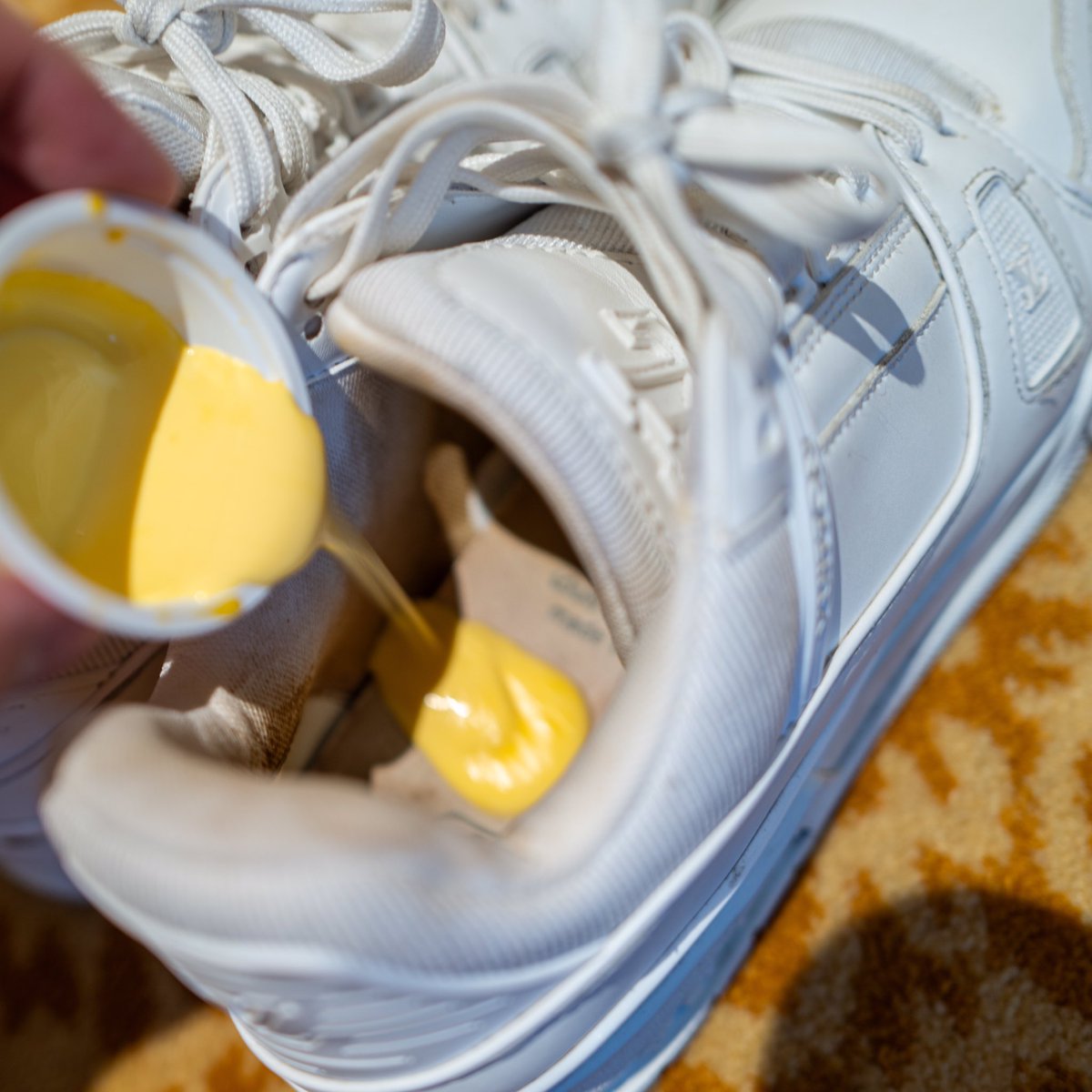 serenex_uk's tweet image. 被男票嫌弃LV的小白鞋里面不够黄～

于是被惩罚倒上满满的蒜香酱汁～

光脚穿进去黏糊糊油腻腻的呀～

#LV #路易威登 #Trainer #小白鞋 #球鞋 #运动鞋 #棉袜 #白袜 #惩罚 #反差 #毁鞋 #玩鞋 #虐鞋 #白富美 #富家女 #羞辱 #羞耻