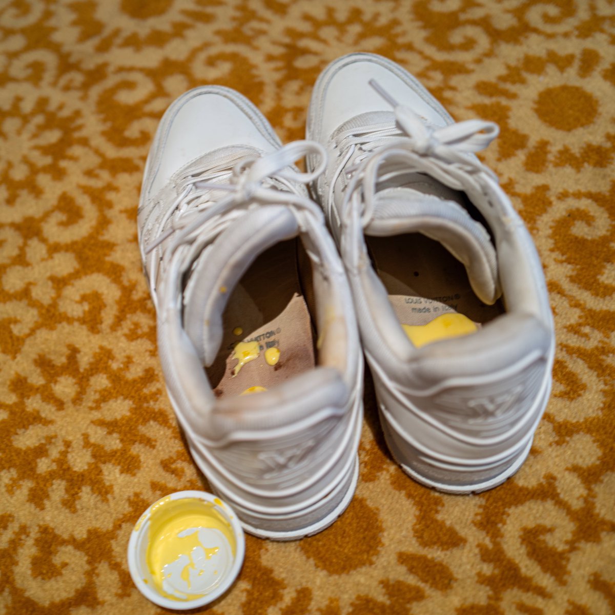 serenex_uk's tweet image. 被男票嫌弃LV的小白鞋里面不够黄～

于是被惩罚倒上满满的蒜香酱汁～

光脚穿进去黏糊糊油腻腻的呀～

#LV #路易威登 #Trainer #小白鞋 #球鞋 #运动鞋 #棉袜 #白袜 #惩罚 #反差 #毁鞋 #玩鞋 #虐鞋 #白富美 #富家女 #羞辱 #羞耻