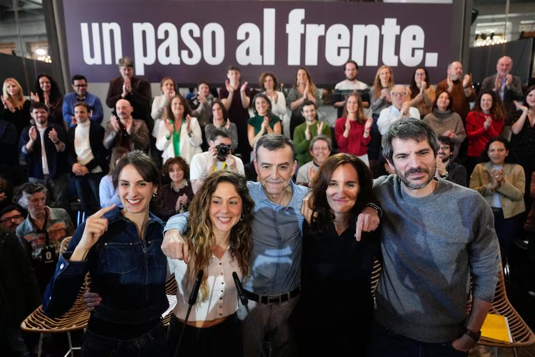 Un paso al Frente 

El slogan quiere recuperar la respiración del antifascismo europeo que en los años treinta dio forma a los Frentes Populares en Francia y España. Hoy, reaparece buscando recrear una épica . El viejo “frente” antifascista fue resultado  de una urgencia pero