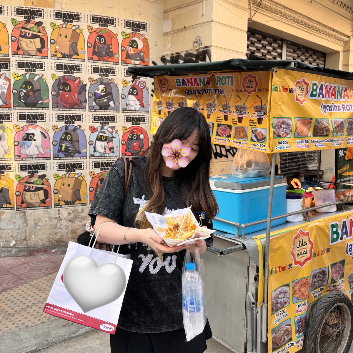 ใครมาแวะถ่ายโปรเจ็คที่ทรงวาดมาแวะซื้อโรตีที่น้องเตนล์ถ่ายลงสตอรี่ได้ที่ตรงหัวมุมเดินเลยร้านก๊วยเตี๋ยวมานิดเดียวจะมีมุมฮิตถ่ายรูปคุณลุงขายอยู่ตรงนั้น คุณลุงบอกด้วยว่าน้องสั่งโรตีกล้วย💗

#TEN_BDAY2026