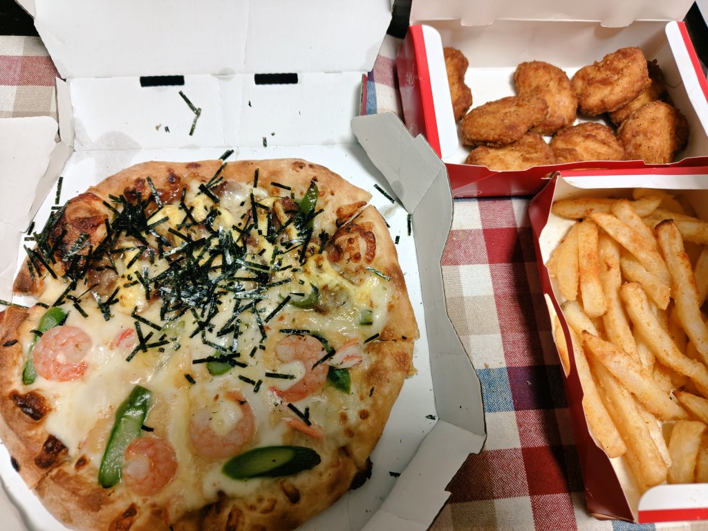 今日は誰にも会う予定なく
夜は一人で#ピザハット デリバリー。

大人だからね、自分の機嫌は自分で取るのよ。