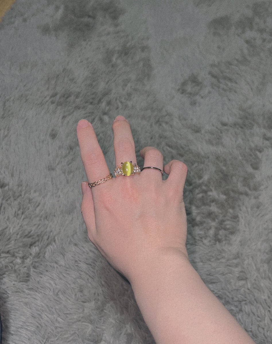 今日古着屋さんで買った指輪が もうﾌﾟﾘﾝｾｽｸﾞﾛｳすぎて気づいたら買って