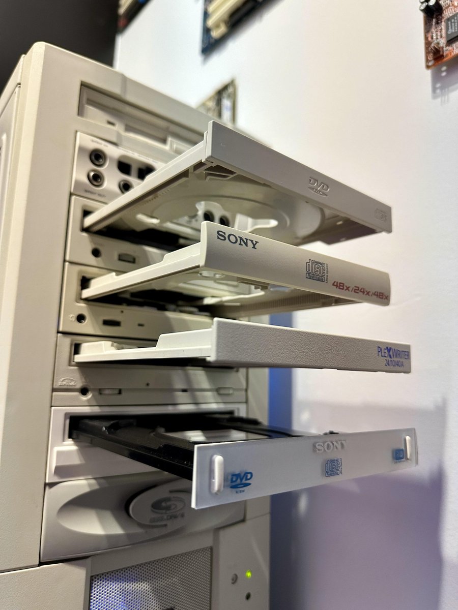 Old Screen tweet media