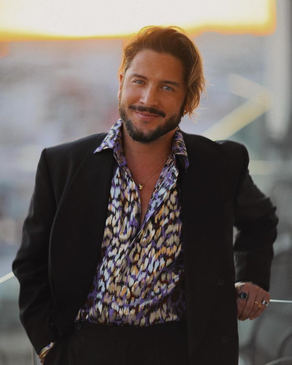 Este #28F nombramos Hijos Predilectos a dos referentes del talento de Andalucía, <a href="/manuelcarrasco_/">Manuel Carrasco</a> y Paz Vega. 

Manu Carrasco ha puesto en pie a miles de personas cantándole a Andalucía y la lleva con orgullo por el mundo.

¡Estamos deseando escuchar su interpretación del Himno!