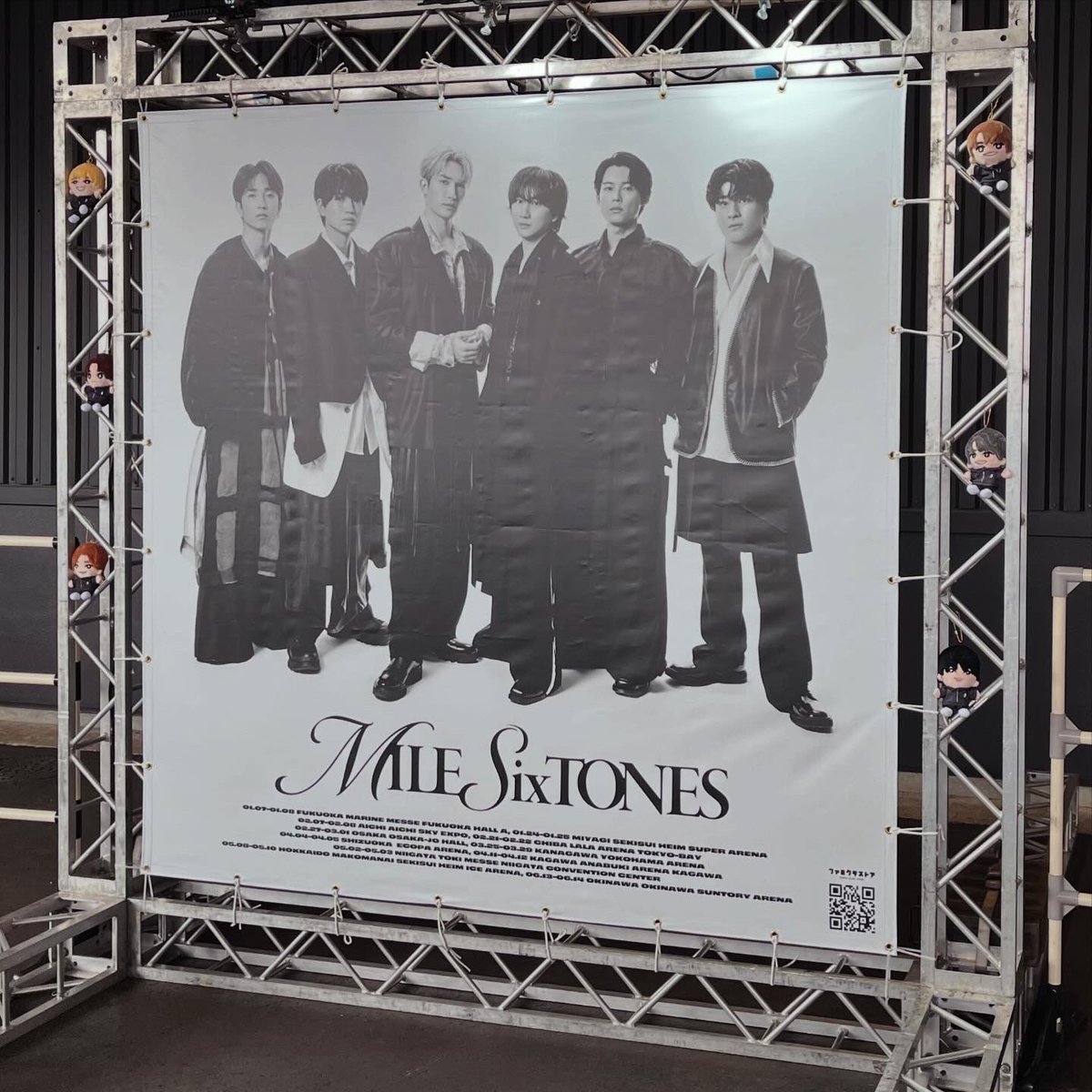 h_kassy's tweet photo. 妻とSixTONESの記念すべき6周年ツアー行ってきた❕とんでもなく素晴らしいライブだった👍✨
しかも、初のアリーナ席で花道の目の前と言う超VIPレベルの席❕❕
2mくらいの距離でジェシーを観れて大満足🙌✨手も振ってくれた❕✨
ライブ後、妻にそのことを自慢したらムスッとしてたのが可愛かったです✌️ https://t.co/cfMJAF7MlN