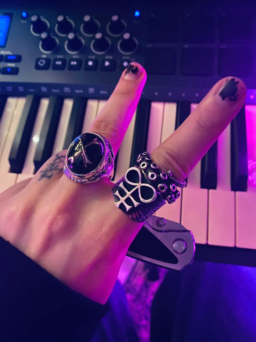 6xt7love's tweet photo. Hey, I’m a bilingual rapper/singer blending trap and J-pop.
&amp; My first single Mercury drops today.

Enter if you’re curious.
Stay if you feel something.

TASZ RAIN

#jrock #jpop #loudrock #altmusic #rapper

⛓️bmth, new music, ghostemane, jrock, new artist,alt music, Sicboy, cvlte https://t.co/6alGqy7CPf