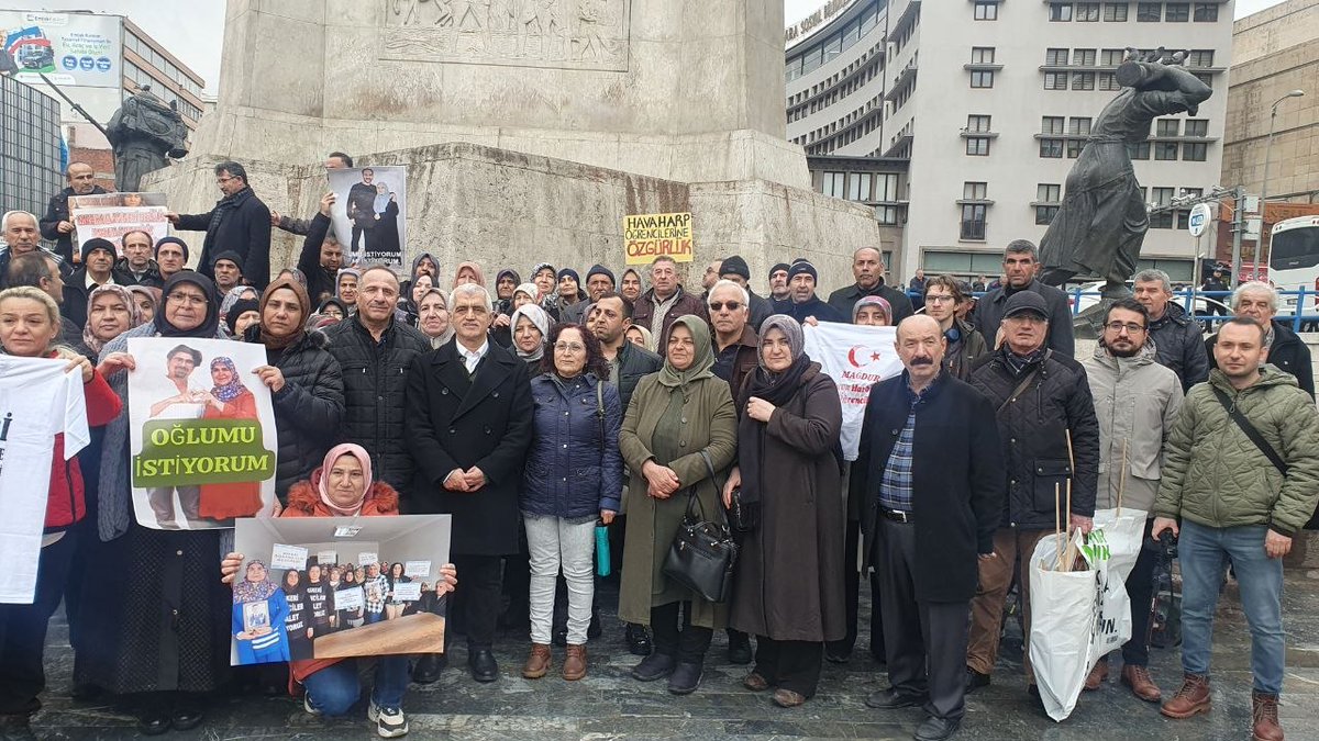 Ankara Ulus'ta Türkiye'nin dört bir tarafından gelen adalet isteyen er kursiyer teğmen anne babalarının engellenmek istenen basın açıklamasına katıldım!