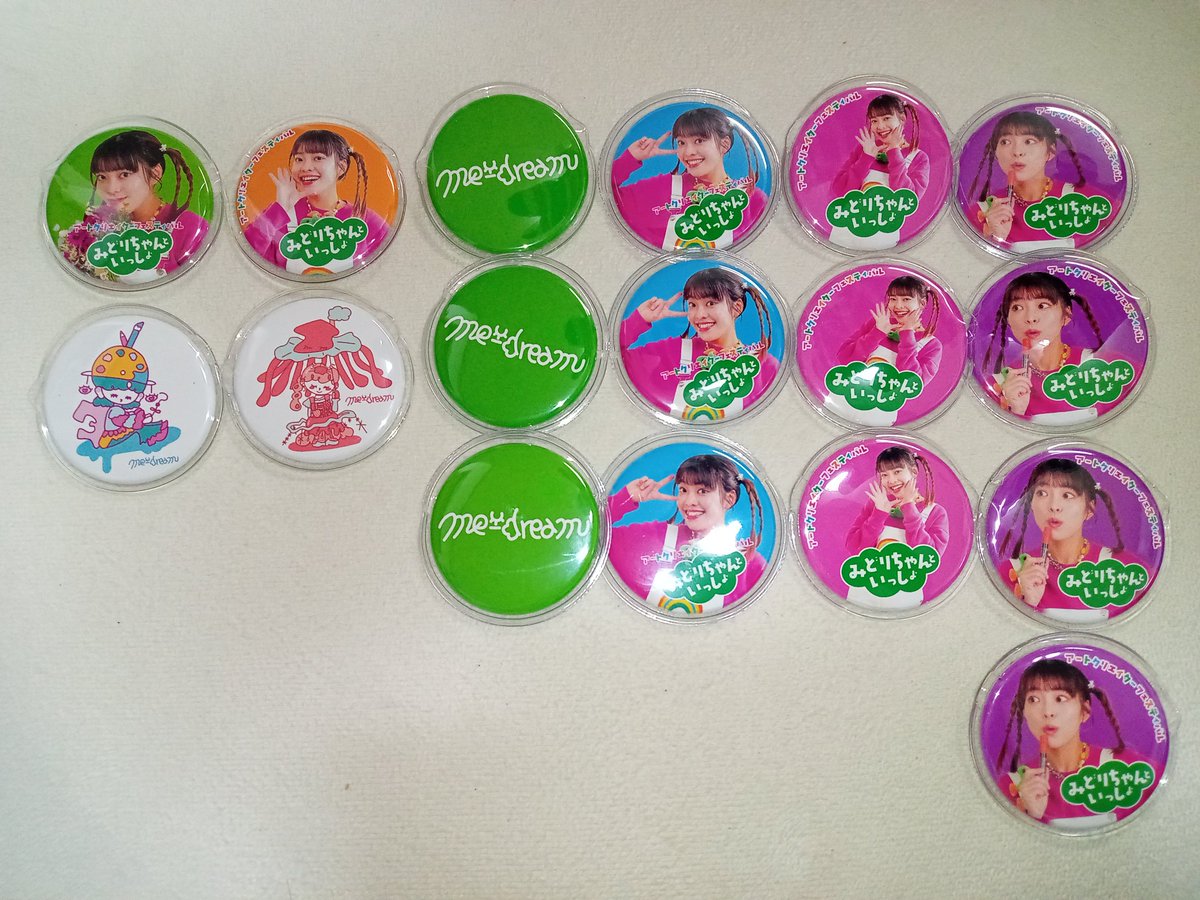 追加で買ったみどりちゃんといっしょの缶バッジとアクスタが届いたよ