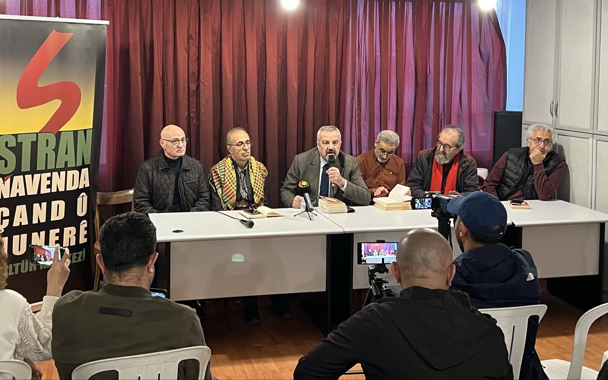 Mihemed's tweet photo. Roja Zimanê Zikmakî ya Cîhanê.

“Komeleya Stran ya Kultur û Huner” li Stenbolê bi minasebeta Roja Zimanê Zikmakî panalek di mijara zimanê  mader/zikmakî de saz kir.
Axaftinkeran hem behsa berhemên xwe kirin hem jî behsa pêwîstî û giringiya zimanê kurdî kirin. 
Divê bêjim axafina wan jî kurdî bû berhemên wan jî.
Ji aliyê çepê ve: Nivîskar Mazhar Kara, parêzer  Suphi Ozgen,  nivîskar Zerdüşt Öztürk, nivîskar-derûnînas Şemoyê Memê, şiar, nivîskar Hasan Seçkin…