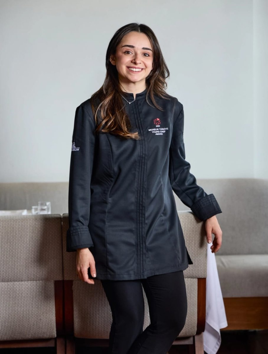 DATÇA’DAN MİCHELİN SAHNESİNE
2026 Michelin Rehberi Türkiye seçkisinde, Datça’nın gastronomi haritasını uluslararası ölçekte temsil eden bir başarı hikâyesi yazıldı. Bu yıl “En İyi Genç Şef Ödülü”, Muğla’nın Datça ilçesinde mutfağını sürdüren Duru Akgül’e verildi. Ayrıca Akgül’ün