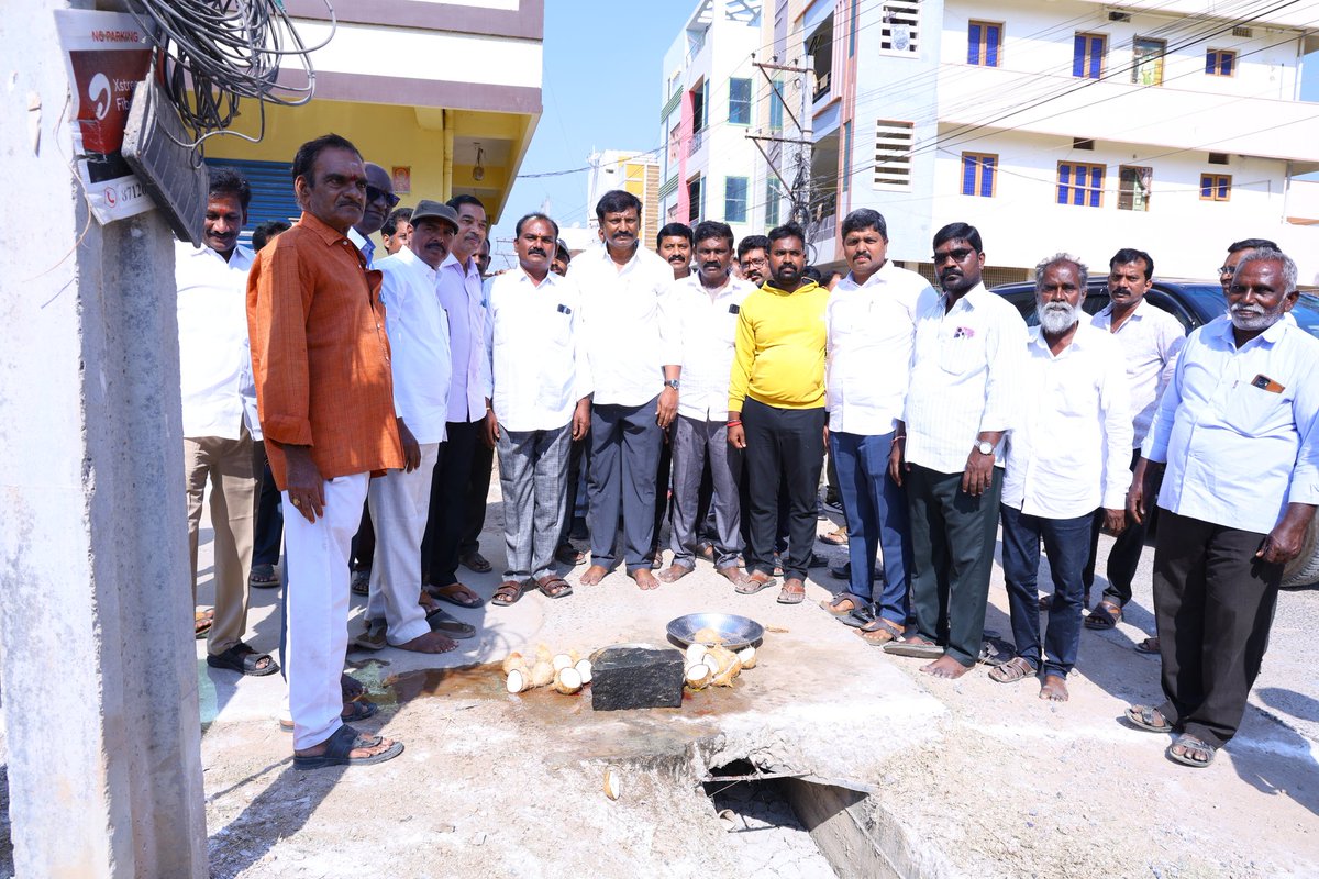 KandulaNR's tweet photo. మార్కాపురం శాసనసభ్యులు శ్రీ కందుల నారాయణరెడ్డి గారు మార్కాపురం పట్టణంలోని 27, 16,8,3 వ వార్డులలో సుమారు 43 లక్షల రూపాయలతో సీసీ రోడ్లకు శంకుస్థాపన చేశారు.
 మార్కాపురం జిల్లా రాజధాని అయిన మార్కాపురం పట్టణమును అన్ని రకాలుగా అభివృద్ధి చేస్తామని అన్నారు.

#ccroads 
#senkusthapana https://t.co/sOsVEpk3Lk