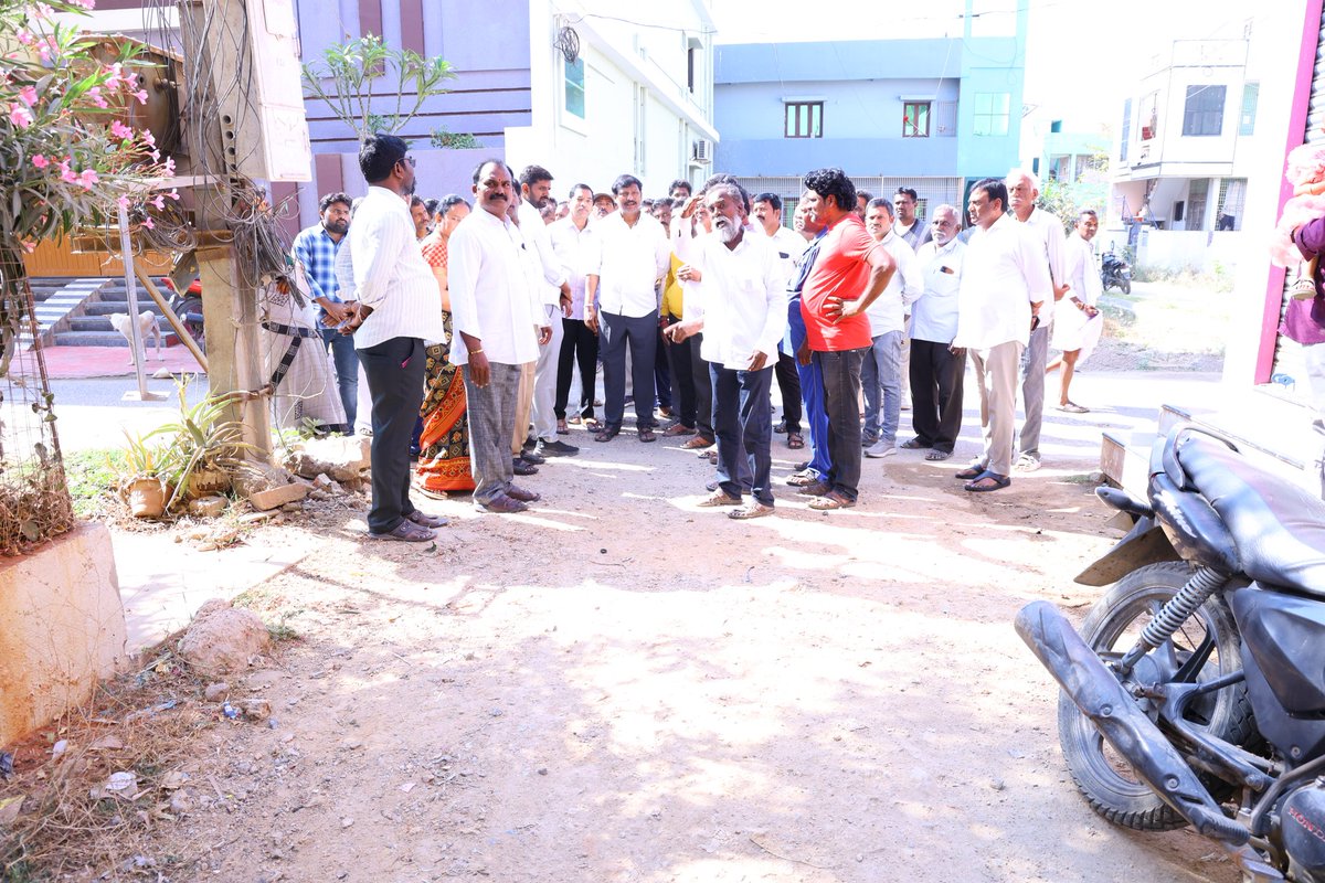 KandulaNR's tweet photo. మార్కాపురం శాసనసభ్యులు శ్రీ కందుల నారాయణరెడ్డి గారు మార్కాపురం పట్టణంలోని 27, 16,8,3 వ వార్డులలో సుమారు 43 లక్షల రూపాయలతో సీసీ రోడ్లకు శంకుస్థాపన చేశారు.
 మార్కాపురం జిల్లా రాజధాని అయిన మార్కాపురం పట్టణమును అన్ని రకాలుగా అభివృద్ధి చేస్తామని అన్నారు.

#ccroads 
#senkusthapana https://t.co/sOsVEpk3Lk
