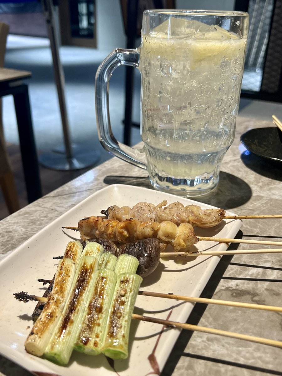 今日の飲み歩きはこちらから……めちゃ美味♪
２軒目行こうと思ってた店は、まさかの閉店……肩透かし辛い……