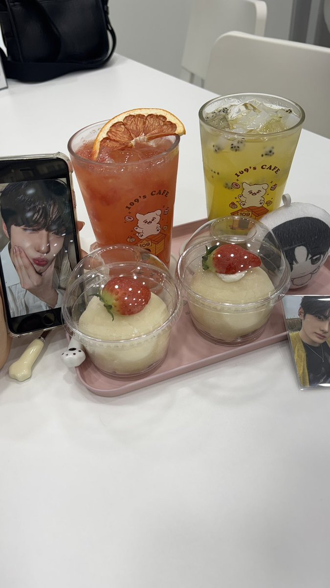 ovshu9's tweet photo. 백구즈 카페 다녀왔어요♥
딸기모찌생크림케이크 진쩌 너~무 맛있고
떡이 여태까지 먹어본 떡 중에 가장 쫀득했음ㅋㅋ https://t.co/qlr5zbFbiE