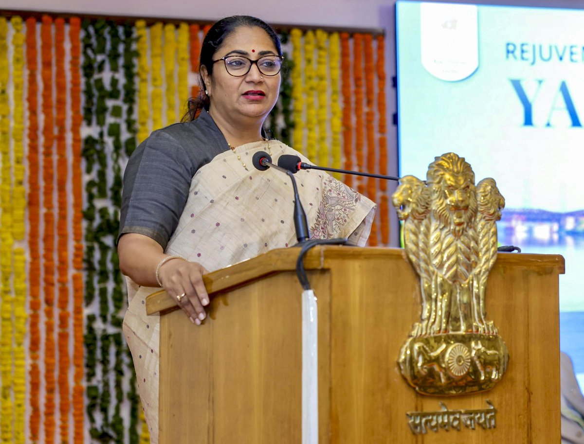 Dhimahi11's tweet photo. Collateral-free loans up to ₹10 crore for women entrepreneurs. A woman with a business idea in Delhi no longer needs to own property to get started. That's a quiet revolution. #EkSaalVikasKa https://t.co/rNiU4IjTjk