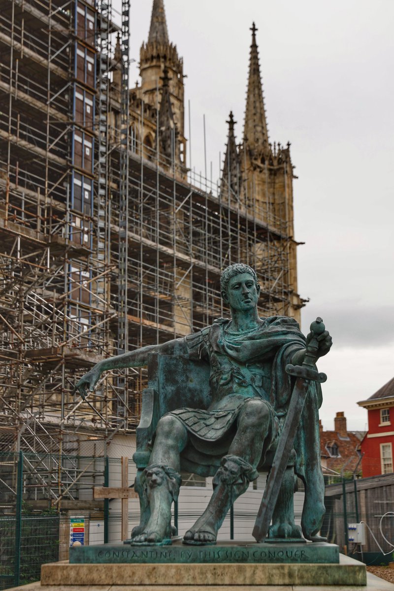 #旅行故事 之 约克
约克这个地方很小，能逛的不多，但有种莫名的魔力。

在教堂边闲逛看到一座雕塑：君士坦丁一世。就是那个把拜占庭改名君士坦丁堡的人。

到约克之前几周刚从伊斯坦布尔过来（后面分享），站在那愣了好一会儿。

一千七百年前，这哥们就是在这儿被拥立为帝，最后把首都建在了那边。