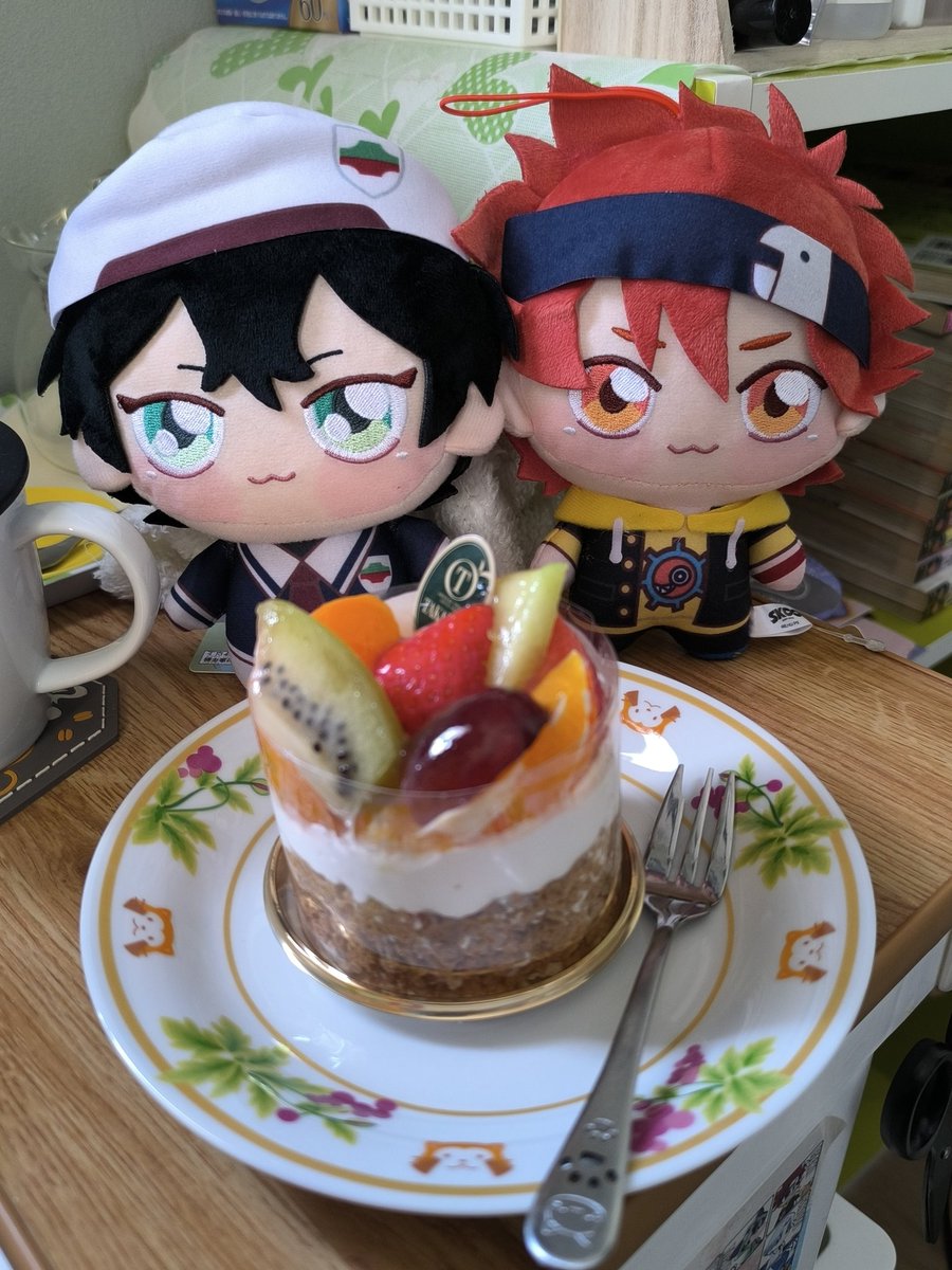 🐈‍⬛君のお誕生日はちゃんと把握してたんだよ！おめでとう🐈‍⬛君！

…ケーキはたまたま昨日２つ買いまして。2日に分けて食べてた。たまたま。
昨日食べたいちごショコラがめっちゃおいしかった💕写真はない！