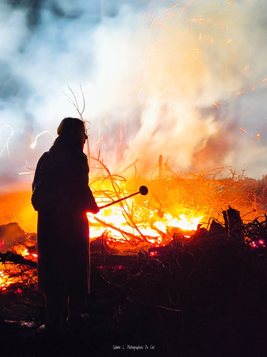 SabineL67's tweet photo. Bonsoir !! 

Le #Schieweschlawe, lancer de disques enflammés sur les hauteurs de Wintzenheim-Kochersberg ! 🔥
 
Sous un ciel mi-nuageux mi-étoilé avec la bienveillance de notre astre nocturne et du chasseur Orion.

#Alsace #BasRhin
📷 Wintzenheim-Kochersberg, 21/02/2026 https://t.co/iEjpuiVeNk