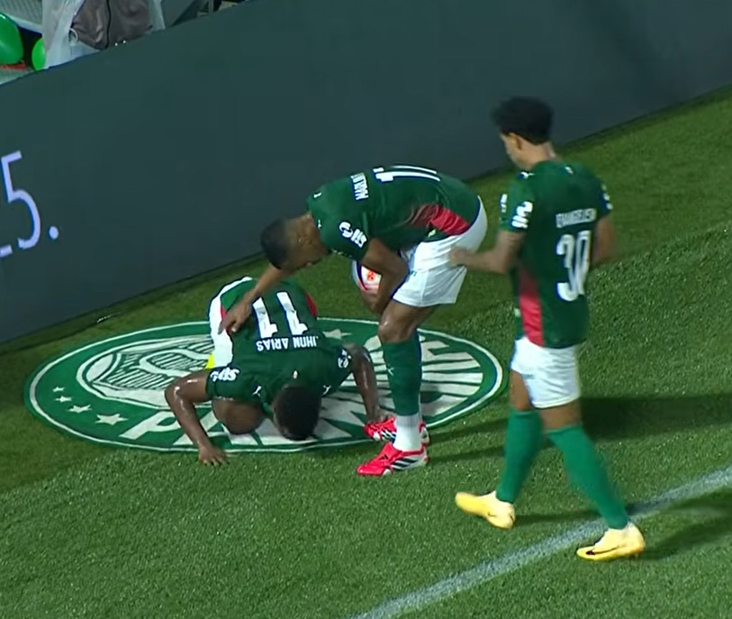 "No Brasil, eu só jogo no Fluminense"

10 min em campo e já beijou o escudo