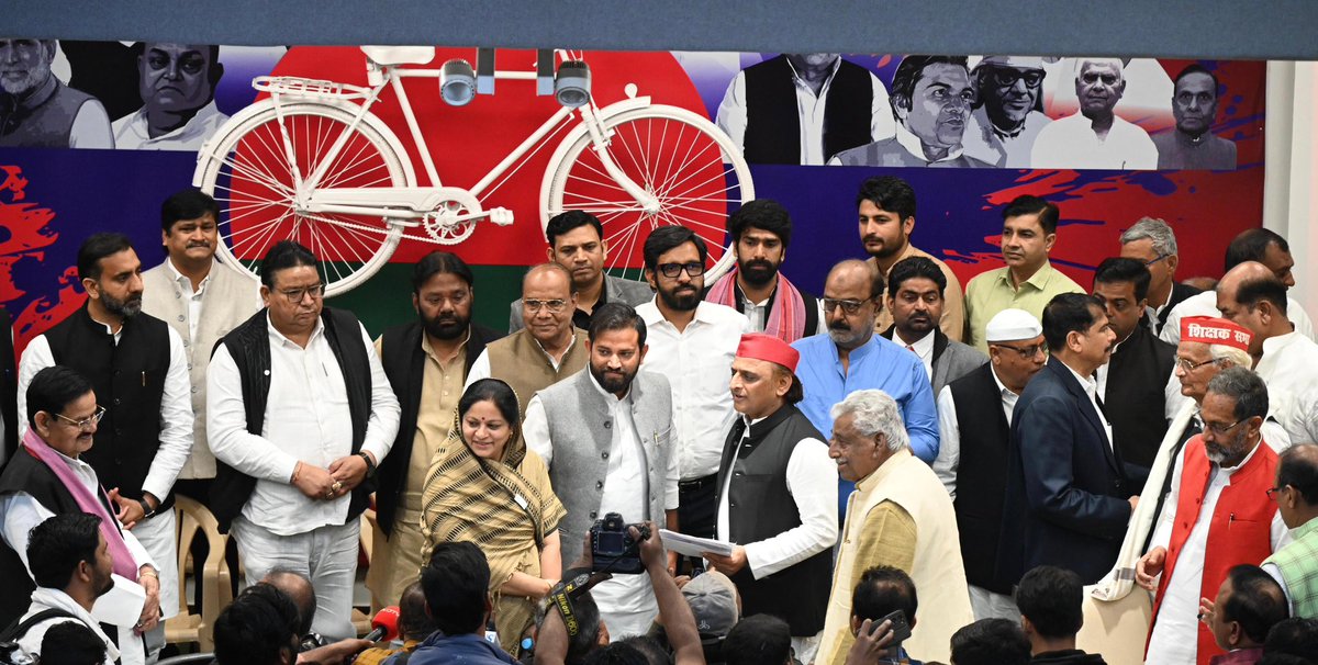 yadavakhilesh's tweet photo. क्योंकि पीड़ा बढ़  रही है, इसीलिए पीडीए बढ़ रहा है। 

हम इसे JOINING से बढ़कर PDA के आंदोलन से जुड़ना मानते हैं। https://t.co/rCtgUxTXB6