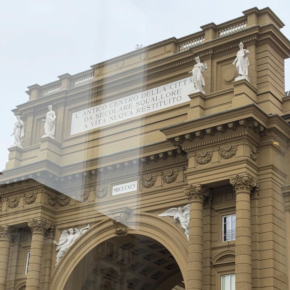 SEBASTIÉN. tweet media