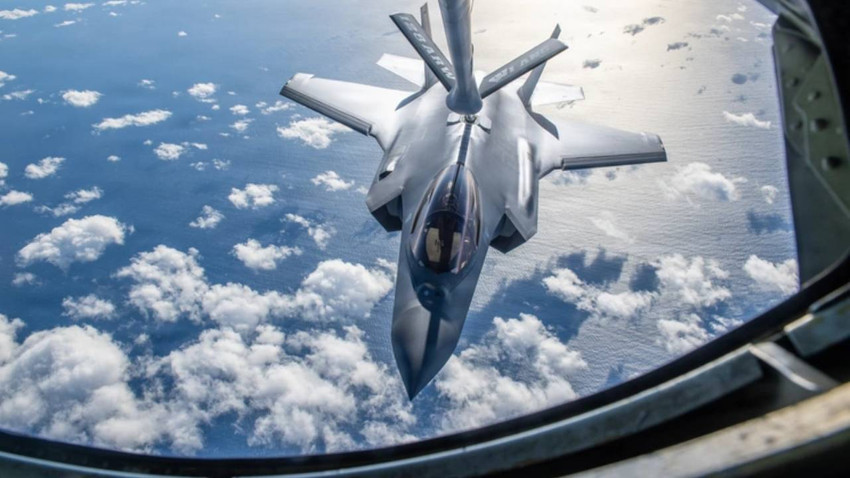 umuttgunerr's tweet photo. Berlin 108 milyar dolarlık projeyi iptal edip ABD'ye teslim olabilir!

Avrupa’nın dev projesi FCAS, Airbus-Dassault kavgasında tıkanırken Almanya’nın F-35 bağımlılığı krizi derinleşti. Nükleer paylaşım mecburiyeti ile Avrupa savunma sanayisi arasında kalan Berlin, 108 milyar euroluk savunma bütçesiyle ya ABD teknolojisine mahkum kalacak ya da büyük bir kumar oynayacak.