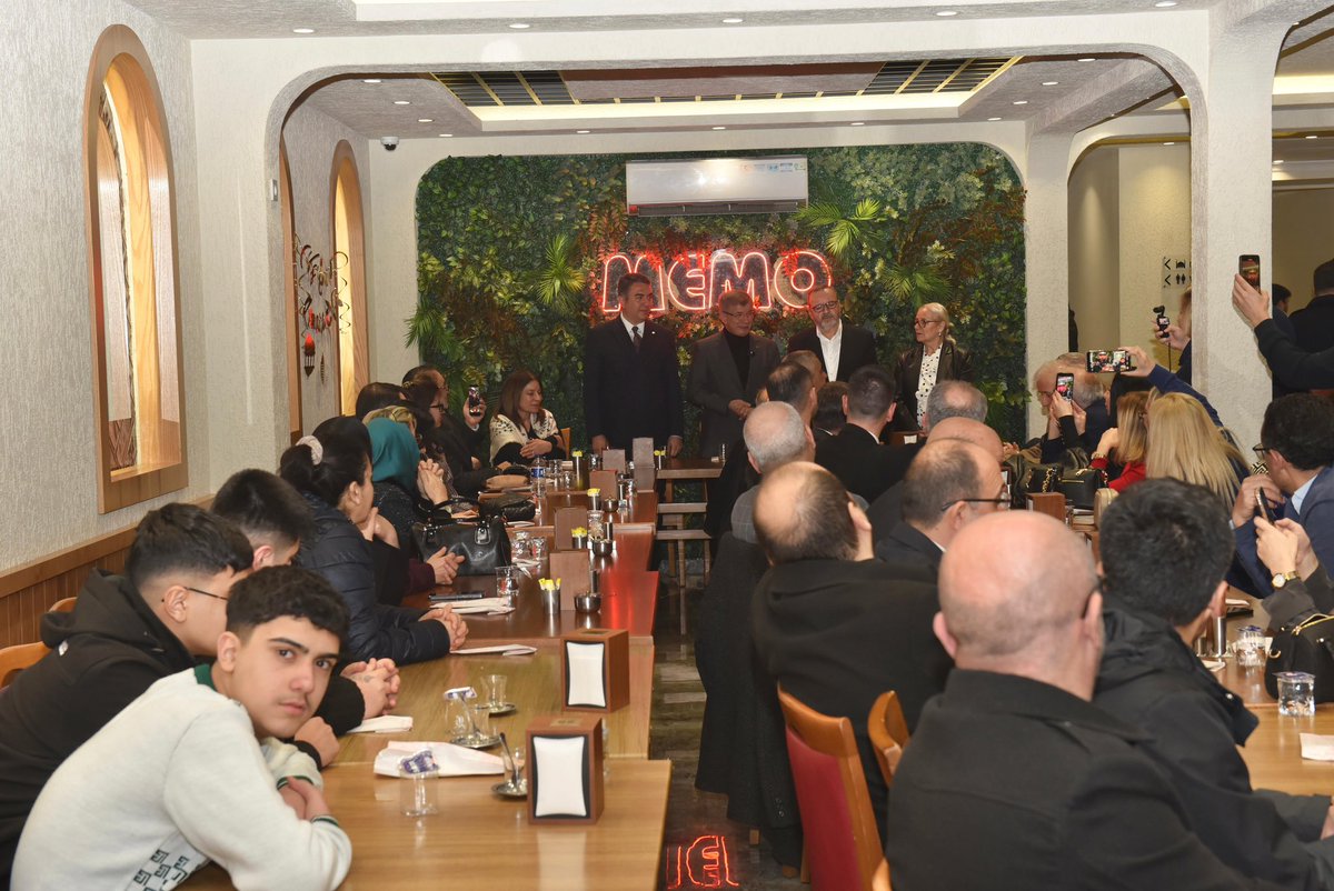 Genel Başkanımız Sayın Ahmet Davutoğlu, İstanbul İl Başkanımız, kıymetli yönetimi ve fedakâr teşkilat mensuplarımızla gönül soframızda (sahur) bir araya geldi.

Aynı sofrayı paylaşmanın, aynı duaya “âmin” demenin ve aynı ideal etrafında kenetlenmenin huzurunu yaşadık. Geceyi