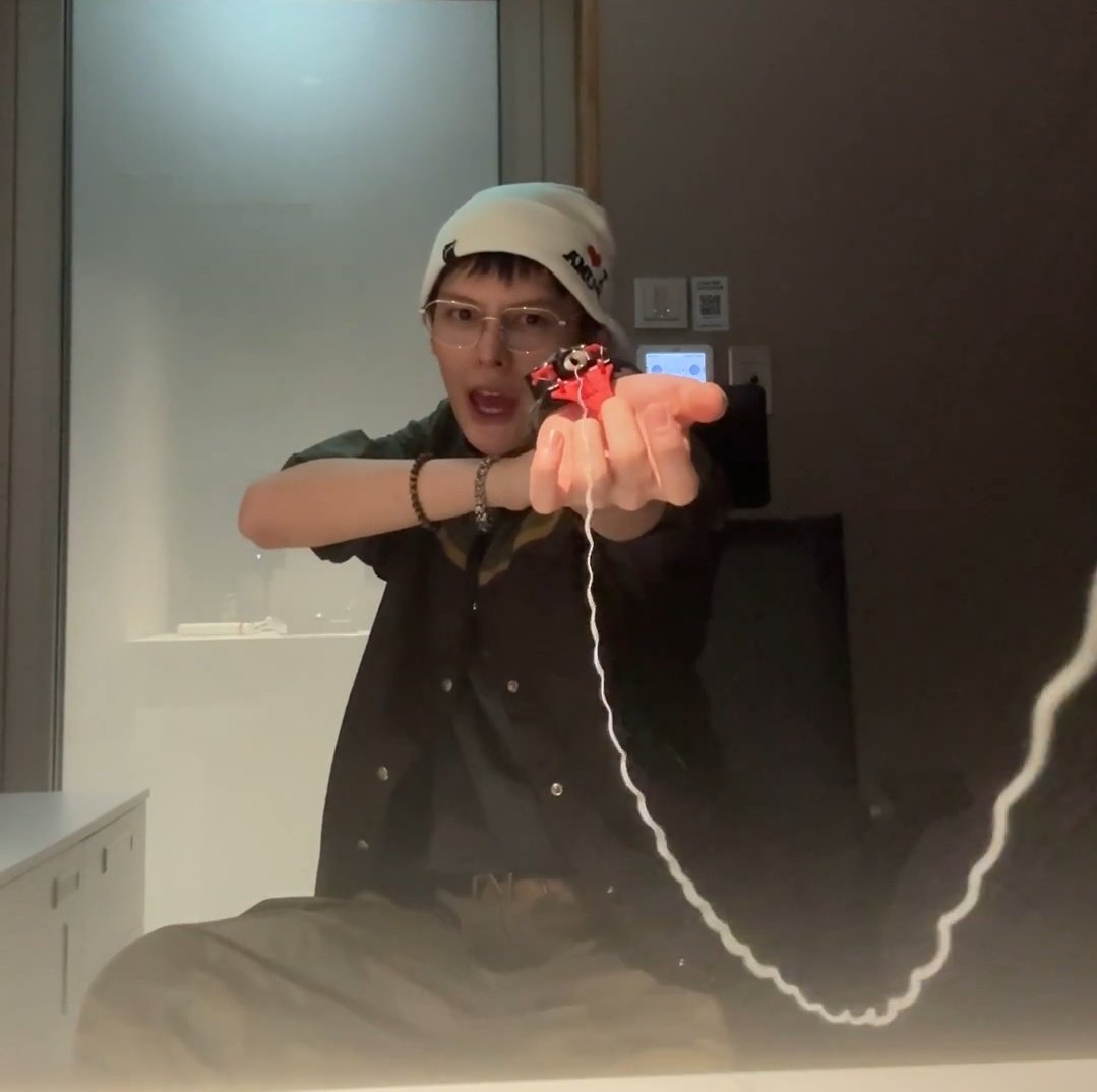 Bighit let james sell it i want it too 😭 

🗣️: Wow, I want to buy it too
🦅: It's cool 😏

#JAMES #CORTIS