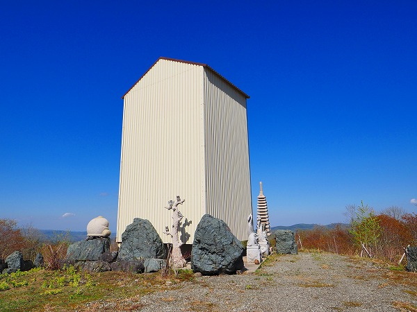 何もない原野に建つモノリスの塔。その正体とは…【珍寺大道場　奥入瀬の観音像/青森県】chindera.com/aomori-oirasek…