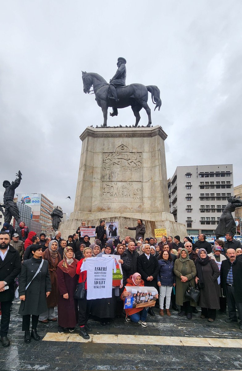 Silahlı kuvvetler içinde
hiçbir rütbesi ve yetkisi olmadığı halde 15 Temmuz darbe girişiminden sorumlu tutularak müebbet hapis cezasına çarptırılan ve 10 yıldır tutuklu bulunan er ve kursiyer teğmen anneleri seslerini duyurmak için
 Ankara Ulus Meydanında toplandı.