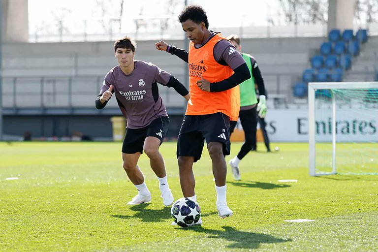 MadridXtra's tweet image. 🚨 JUST IN: Rodrygo is back in team training.