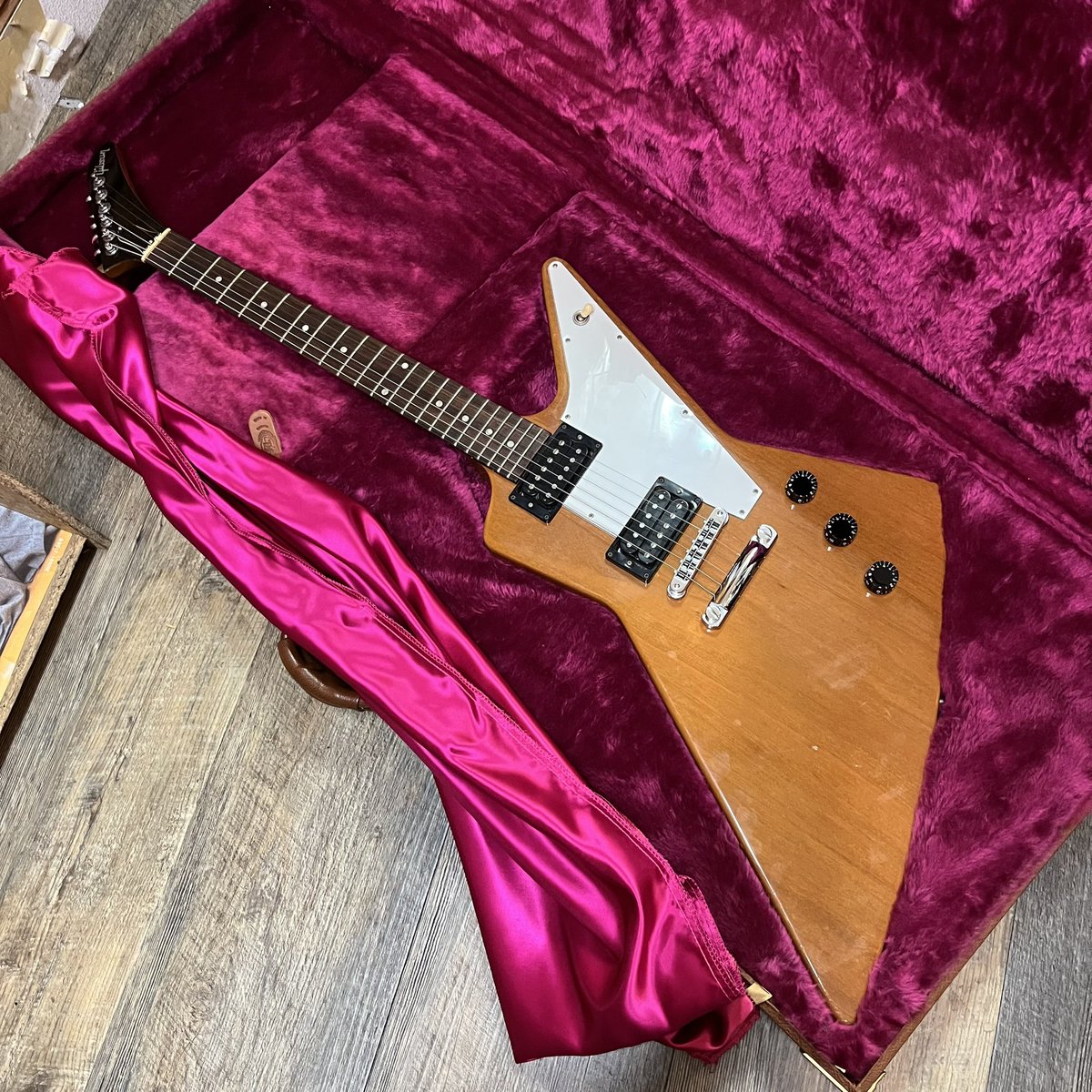新入荷① Gibson Limmited Edition 76 Explorer 2000年製 通常