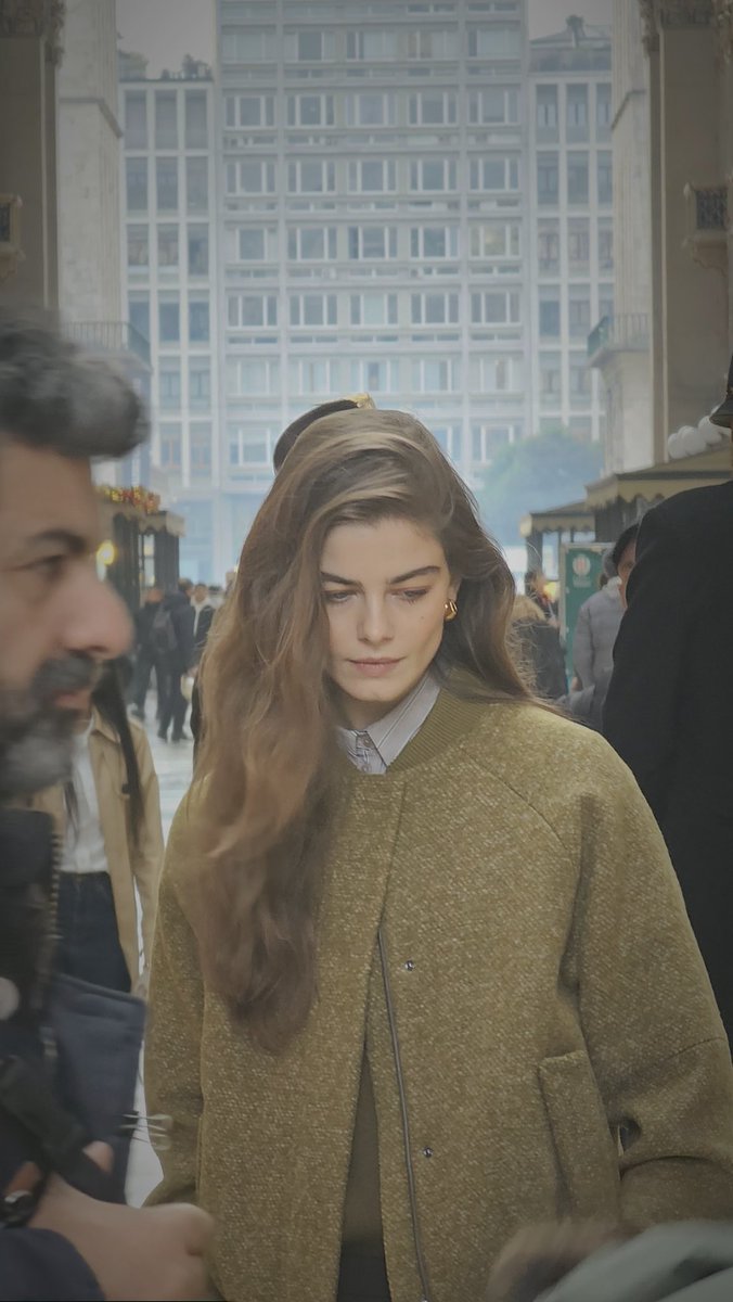 Milano Italy 🇮🇹 
Aýlanyp ýören wagtym şu gyz gawat geldi,onsan men surata alyp başladym 10 metr bärsinden,1nji suratdaky seredişinden çekinip goybolsun etdim