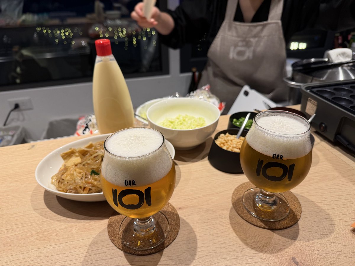 jouetnoshiroi's tweet photo. 今夜は…こちらでたこ焼きパティー💁‍♀️
美味しい料理に美味しいお酒頂きました😁　憧れの2021年🍷
#BAR101 https://t.co/ssGlCceiLR