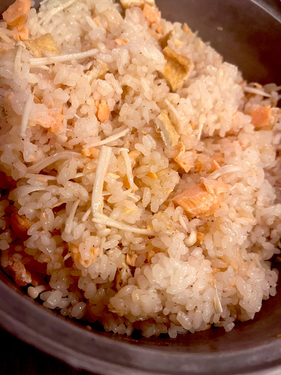 potely8's tweet photo. 鮭の炊き込みご飯はテンションあがるだぁ⤴️

無水鍋で炊いてるので、鮭をほぐした後にもうちょい「おこげ」をつけてるなう😊

#ぽてごはん https://t.co/0wKdwyOZWF