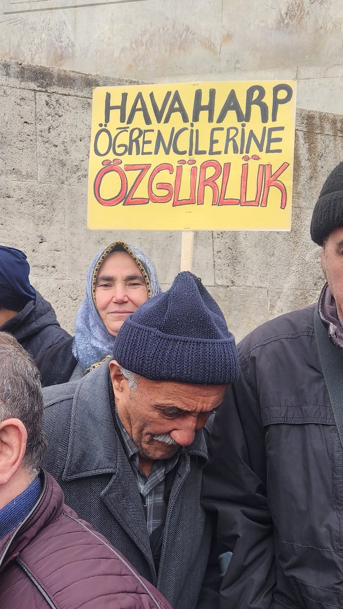 Silahlı kuvvetler içinde
hiçbir rütbesi ve yetkisi olmadığı halde 15 Temmuz darbe girişiminden sorumlu tutularak müebbet hapis cezasına çarptırılan ve 10 yıldır tutuklu bulunan er ve kursiyer teğmen anneleri seslerini duyurmak için
 Ankara Ulus Meydanında toplandı.
