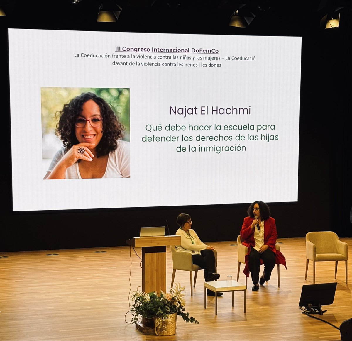 Seguimos con Najat El Hachmi, escritora y columnista de los periódicos El País <a href="/el_pais/">EL PAÍS</a> y ARA, y colaboradora de la Cadena SER <a href="/La_SER/">Cadena SER</a>. En su ponencia: “Qué debe hacer la escuela para defender los derechos de las hijas de la inmigración” abordará la alianza inaudita del