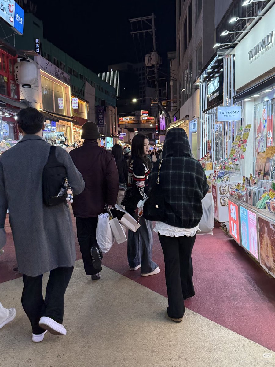 bailublue's tweet photo. Op bumped into Lu Bai &amp; Zeng Shunxi shopping 🛍️😍

#BaiLu #ไป๋ลู่ #白鹿 #ZengShunxi #UnveilJadeWind #Feud https://t.co/ZWOHsDoyMY