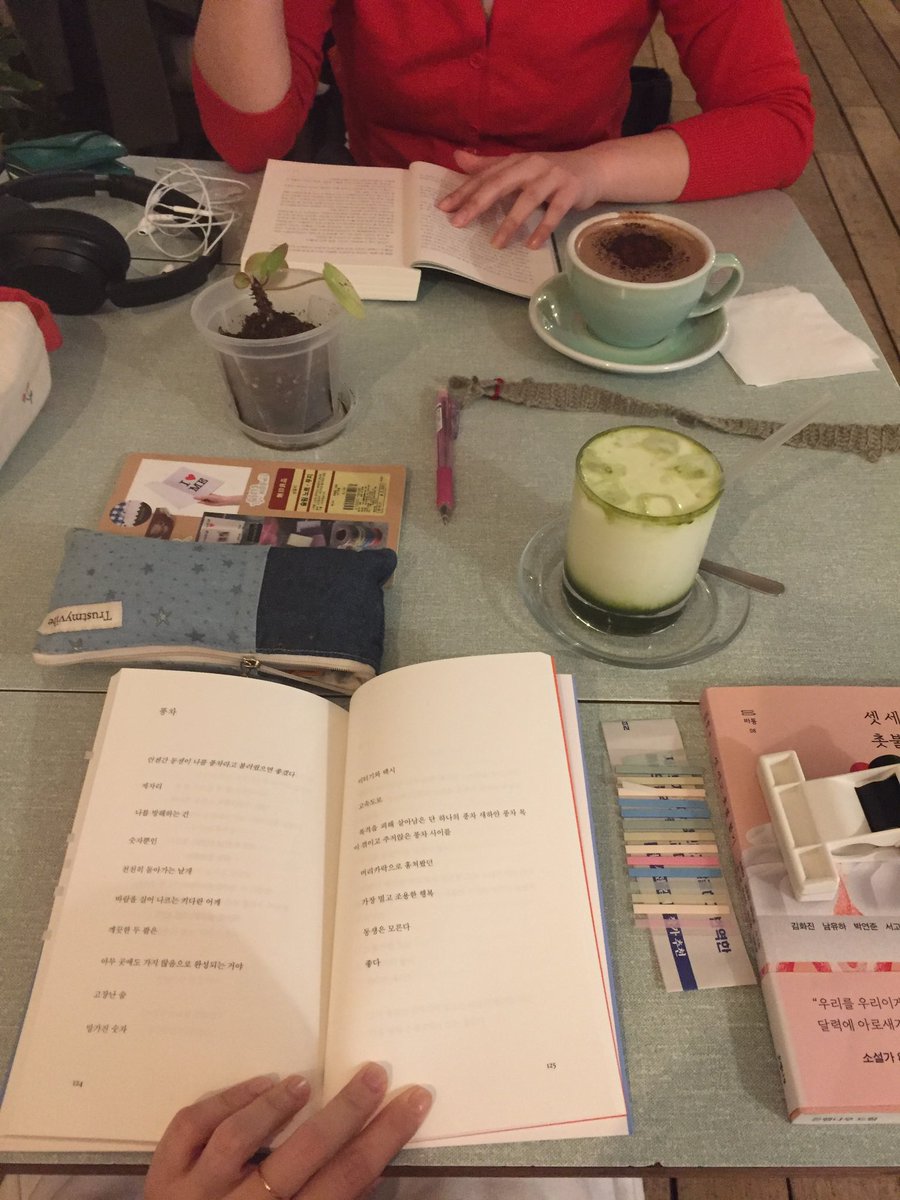 2venth's tweet photo. 하루종일 독서코어 
ㄴ 카페 옮겨다니며 책만 읽은 하루 . . .🕴🏻 https://t.co/Em9azQiLdj