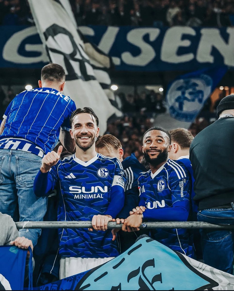 hxnnes04's tweet photo. Das haben wir uns alle so sehr verdient. Mannschaft, Trainer und wir Fans. So viel Scheiße gefressen, so viel Müll anhören müssen und trotzdem immer der geilste Club der Welt geblieben. Nur Liebe für jeden einzelnen. 🙏🏻💙 https://t.co/LWERxPxC3X