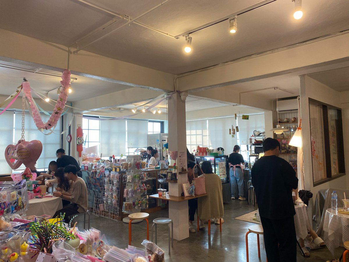 ตุลาคมทำคาเฟ่พี่ฮีซึงที่chumchumค่ะเพิ่งได้บาร์เทอร์มา TT ฝากด้วย เดี๋ยวมีทำเปิดลงทะเบียนเป็นรอบให้เข้าร้านค้าบ จะได้ไม่ต้องมารอกันนาน เกรงใจท่านผู้ชม 😋💓