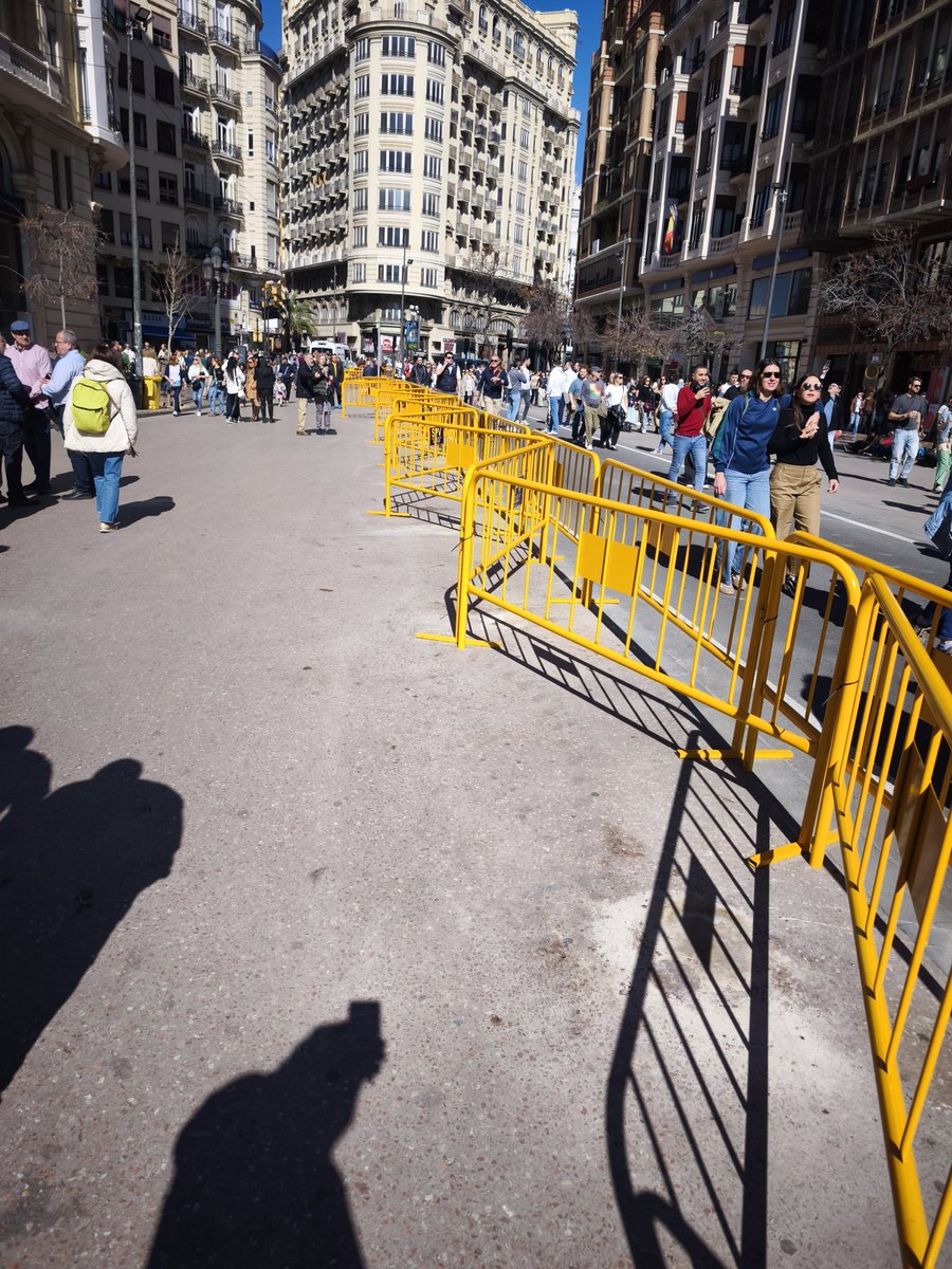 Las terrazas obligadas a desmontar las terrazas por tema de seguridad varias horas antes, pero esto ahí está.
<a href="/mjosecatala/">María José Catalá</a> eres una inepta