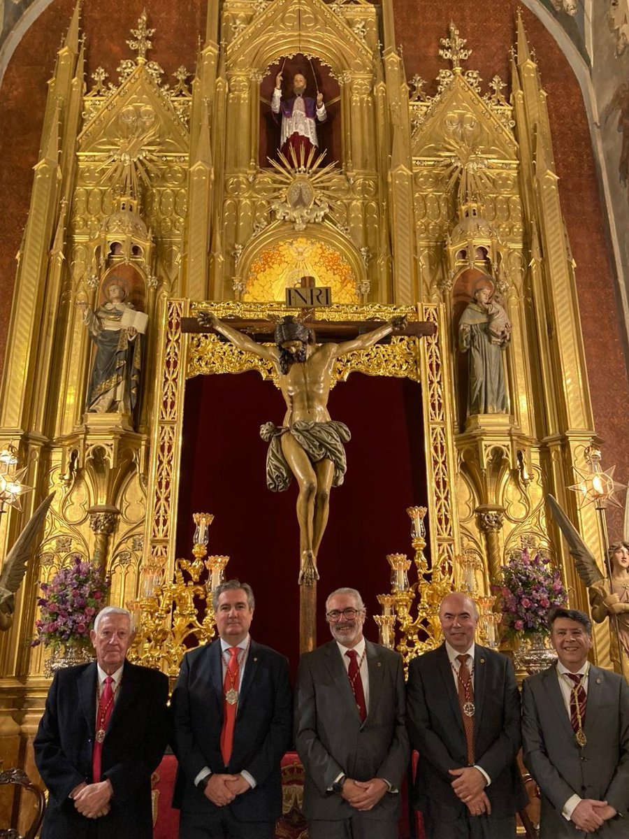 HdadSalesianos's tweet photo. Los últimos Hermanos Mayores de nuestra Hermandad junto al Santísimo Cristo del Amor durante la Función Principal de Instituto celebrada en el día de ayer.
#Utrera #EstudiantesUtrera https://t.co/fcuuKhSKFh