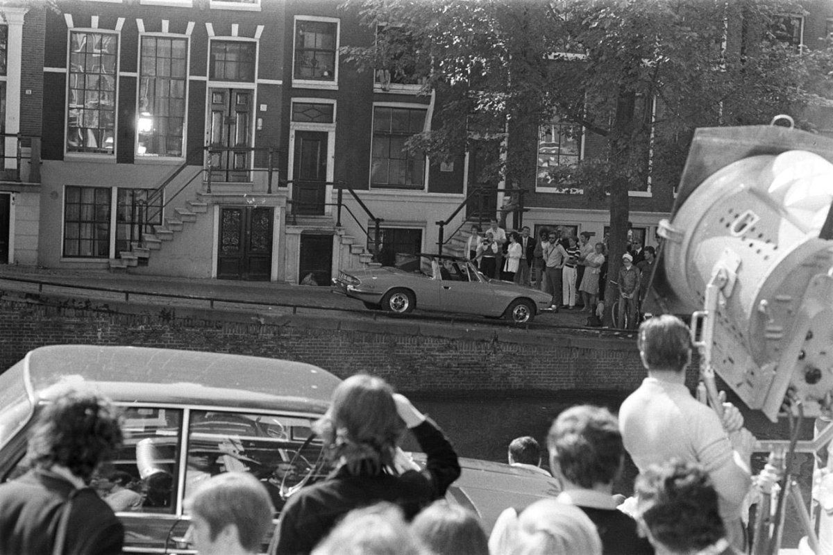 BondinColour's tweet image. 1971 and Bond is parked outside Tiffany Case’s home at Reguliersgracht in Amsterdam, in of course Diamonds are Forever. Hope he doesn’t realise there’s a crowd outside. (I used to pass by here, never saw a Triumph parked outside)
#jamesbond #diamondsareforever   #colourised