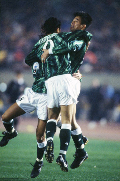JujuCalbee's tweet photo. Et une bromance avec Kazu sur le front de l'attaque du Verdy Kawasaki pendant six saisons 🥰 https://t.co/VOkXEePPxq